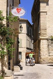 France, Gard (30), Uzès, vélo-taxi dans une rue de la vieille ville