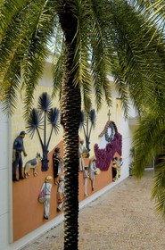 Brésil, Etat du Minas Gerais, région de Belo Horizonte, Brumadinho, centre d'art contemporain Inhotim, Galeria Praça, Abre a Porta (2006) de John Ahearn et Rigoberto Torres