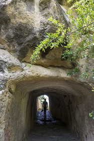 France, Vaucluse (84), Vaison-la-Romaine, site archéologique de Puymin, tunnel d'accès au theatre antique (Ier siècle) creusé dans la roche de la colline dès l'antiquité