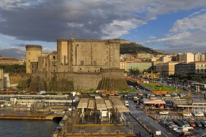 Italie, Campanie, Naples, centre historique classé Patrimoine Mondial de l'UNESCO, la place Del Municipo, le Castel Nuovo a été construit de 1279 à 1284 sur ordre du Charles Ier de Sicile
