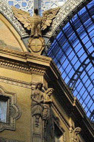 Italie, Lombardie, Milan, la galerie Vittorio Emanuele II, galerie commerçante construite au XIXe siècle par Giuseppe Mengoni, détail d'une facade