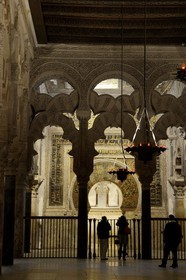 Espagne, Andalousie, Cordoue, centre historique classé Patrimoine Mondial de l'UNESCO, la Mezquita, mosquée-cathédrale, le mihrab de la mosquée en arrière plan