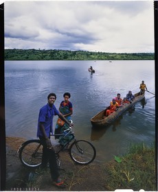 Burundi, province de Kirundo, couple au bord du lac Cyohoha Sud aussi appelé lac Cohoha ou lac aux oiseaux, en arrière plan la pirogue sculptée dans un tronc unique qui permet de traverser le lac et de rejoindre le Rwanda (reproduction plan-film inversible 4x5)