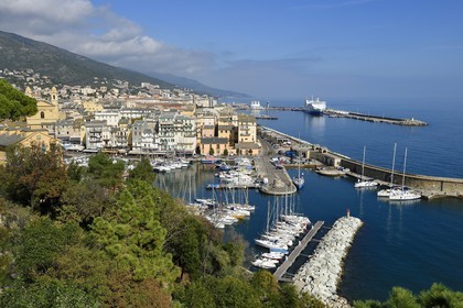 France, Haute-Corse (2B), Bastia, le Vieux-Port dominé par l'église Saint-Jean-Baptiste