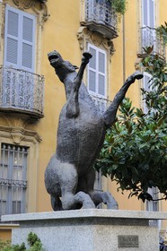 Italie, Lombardie, Milan, sculpture equestre dans la via Brera de l'artiste Aligi Sassu, Cavallo Impennato (1969)