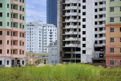 Vietnam, Hanoï, nouveaux ensembles d'immeubles en construction dans le quartier de Cau Giay