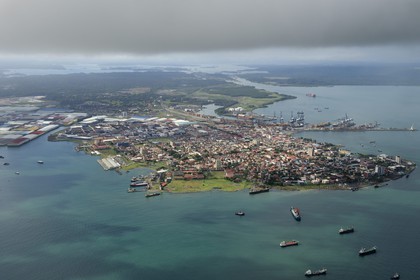Panama, province de Colon, la ville de colon dans la baie Limon (Bahia Limon) à la sortie du Canal de Panama coté Atlantique en arrière plan à droite, les immenses hangars correspondent à la Zone franche de Colon (vue aérienne)
