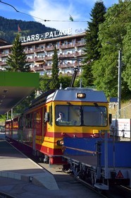 Suisse, canton de Vaud, gare de Villars-sur-Ollon, train qui rejoint la gare du col de Bretaye, l'ancien Villars-palace Hotel du Club Méditerranée en arrière plan