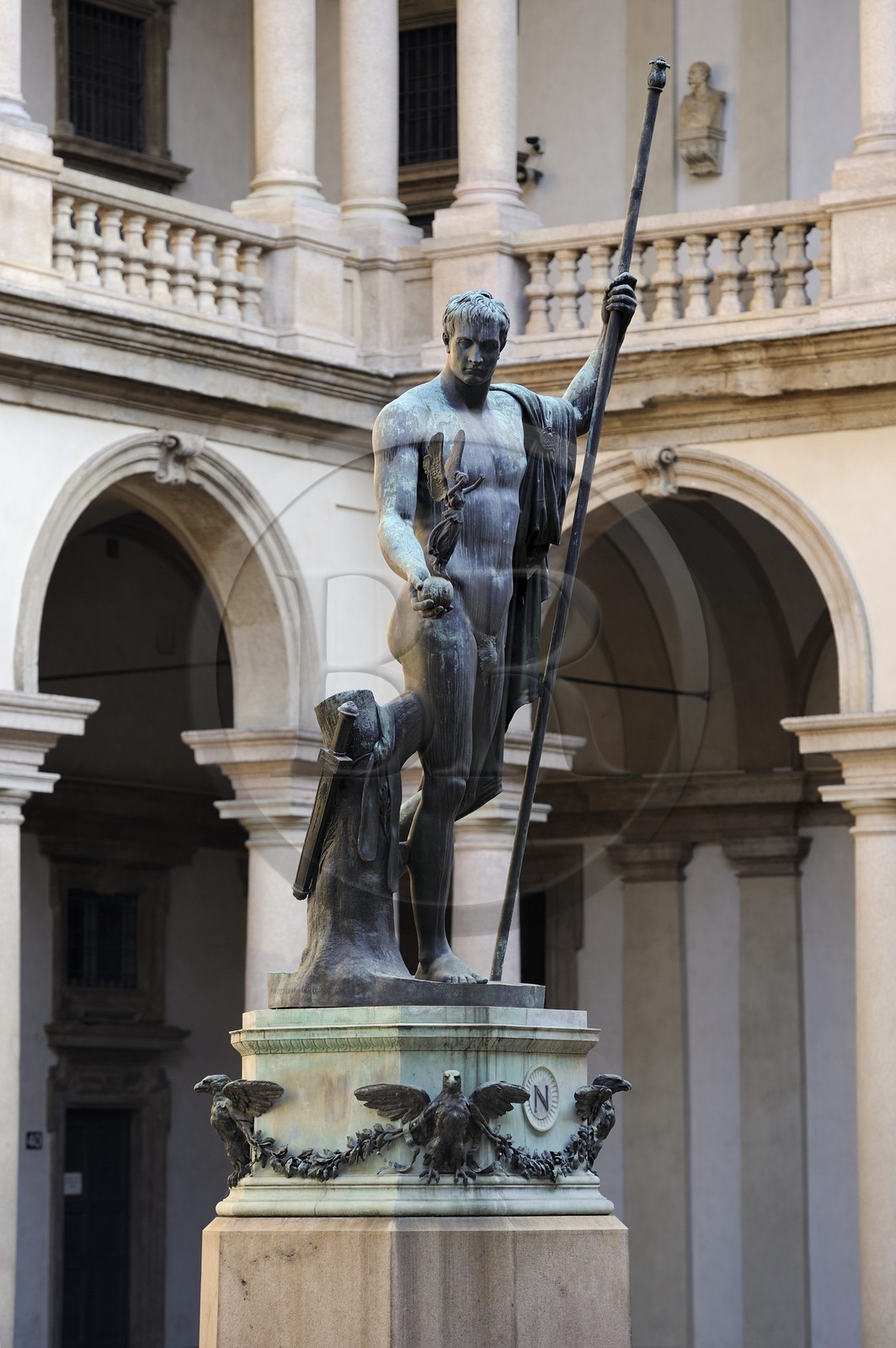 Italie, Lombardie, Milan, Académie de Brera (Accademia di Brera), Napoleon Ier en Mars pacificateur par Antonio Canova dans la cour intérieure du Palais Brera