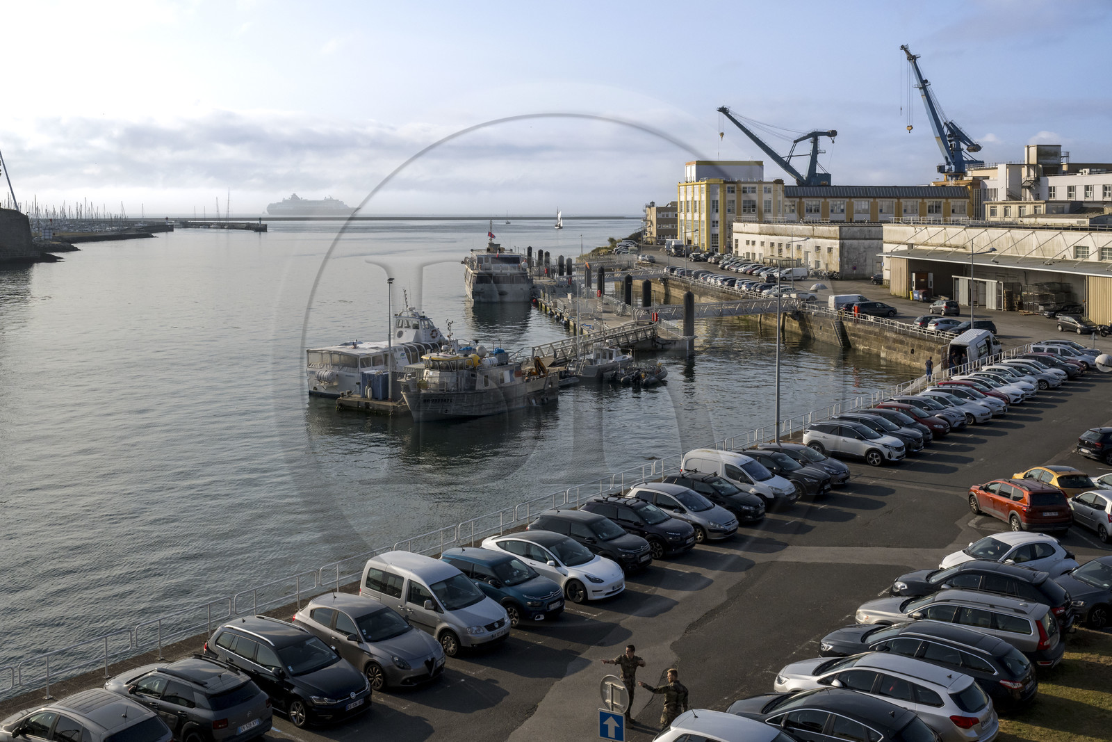 France, Finistère (29), Brest, l'arsenal, le port militaire est une base navale de la Marine nationale, les batiments de Naval Groupe dans la Rade-Abri