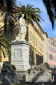 France, Corse-du-Sud (2A), Ajaccio, place du Maréchal Foch (Place des Palmiers), la statue de Napoléon Bonaparte en consul romain oeuvre du sculpteur Massimiliano Laboureur et la rue du Cardinal Fesch en arrière plan