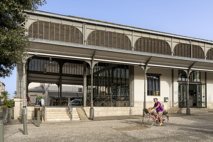 France, Charente-Maritime (17), Saintonge, Marennes-Hiers-Brouage, le marché couvert dans le centre ville de Marennes