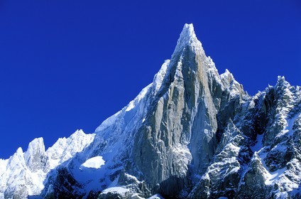 France, Haute-Savoie (74), vallée de Chamonix, la Mer de glace dans la Vallée Blanche, Mont-Blanc, l'Aiguille du dru au sommet de l'Aiguille verte