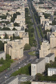 Allemagne, Berlin, la Karl-Marx Allee est la plus grande artère du pays menant d'Alexanderplatz à Frankfurter Tor et le régime communiste y faisait défiler son armée chaque année