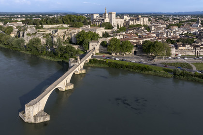 France, Vaucluse (84), Avignon, le pont Saint-Bénézet (pont d'Avignon) sur le Rhône et le Palais des Papes, classés Patrimoine mondial de l'UNESCO, en arrière plan (vue aérienne)