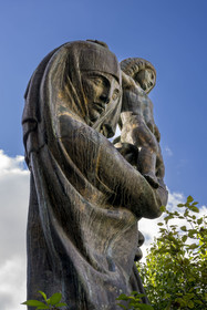 France, Paris (75), le musée du sculpteur Antoine Bourdelle, jardin intérieur, Vierge à l'offrande (bronze)