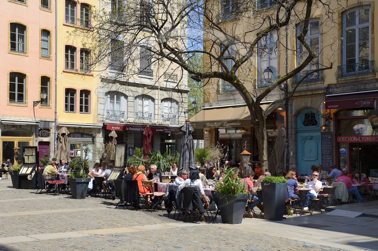 France, Rhône (69), Lyon, site historique classé Patrimoine Mondial de l'UNESCO, quartier de Saint-Paul dans le Vieux Lyon, place du Change et ses bouchons lyonnais