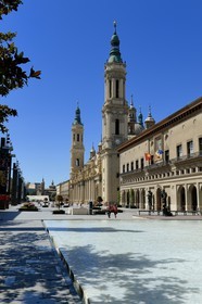 Espagne, Aragon, Saragosse, le bassin et fontaine de la Lonja et la Basilique del Pilar (Notre-Dame du Pilier) en arrière plan
