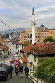 Bosnie-Herzégovine, Sarajevo, rue Veliki Alifakovac donnant sur la Bibliothèque Nationale et Universitaire