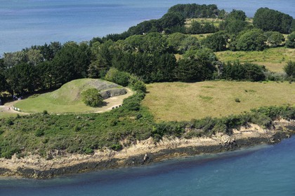 France, Morbihan (56), Golfe du Morbihan, Ile de Gavrinis, Cairn de Gavrinis datant de 3500 avant J.C. (vue aérienne)