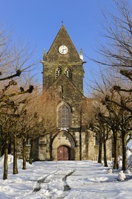 France, Manche (50), Cotentin, mannequin d'un parachutiste accroché au clocher de l'église de Sainte-Mère-Eglise