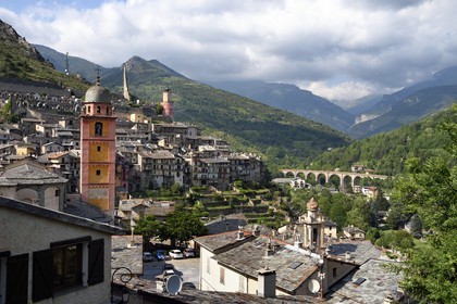 France, Alpes-Maritimes (06), vallée de la Roya (arrière-pays niçois), au pied du parc national du Mercantour, Tende, la collégiale Notre Dame de l'Assomption, les vestiges du chateau de Lascaris en arrière plan