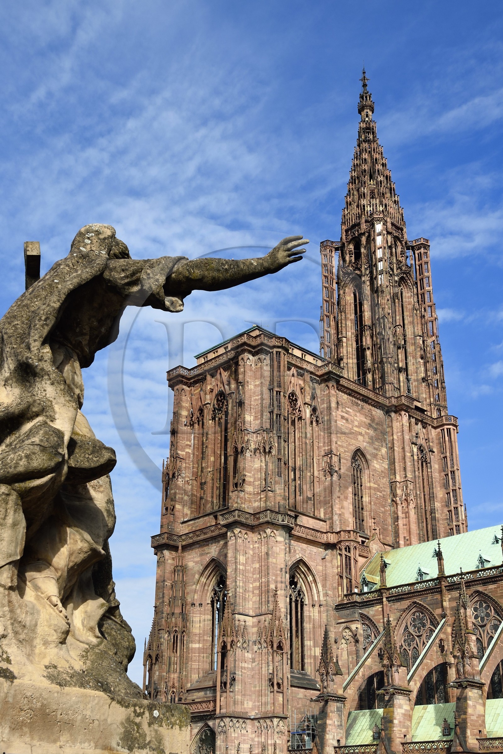 France, Bas-Rhin (67), Strasbourg, vieille ville classée au Patrimoine Mondial de l'UNESCO, la cathédrale Notre-Dame depuis le Palais Rohan