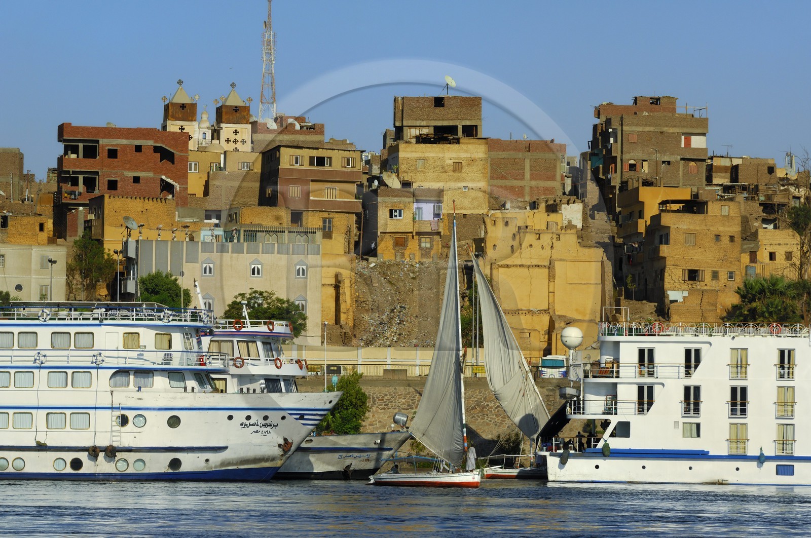 Egypte, Haute Egypte, Nubie, vallée du Nil, Assouan, felouques et bateau de croisière sur le Nil