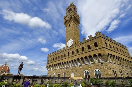 Italie, Toscane, Florence, centre historique classé Patrimoine Mondial de l'UNESCO, le Palazzo Vecchio depuis la terrasse de la Galleria degli Uffizi (galerie des Offices)