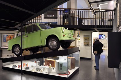 Allemagne, Berlin, le Deutsches Historisches Museum (musée de l’histoire allemande), section de l'Allemagne divisée et de la réunification, une voiture Trabant de la RDA