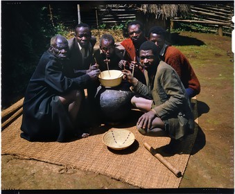 Burundi, province de Bujumbura, région d'Ijenda, des hommes devant une case traditionnelle sont en train de boire de la bière de sorgho (bière traditionnelle), il n'y a guère de circonstances de la vie des burundais où ceux-ci n'offrent et ne consomment de la bière, en fait une boisson faiblement alcoolisée obtenue à partir de sorgho, de banane voir de miel (reproduction plan-film inversible 4x5)