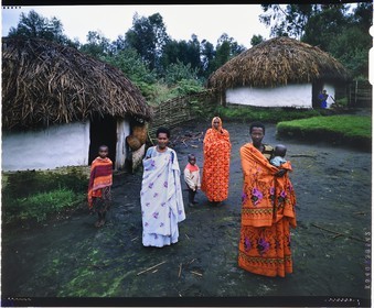 Burundi, province de Bujumbura, région d'Ijenda, famille Tutsi dans l'enceinte principale du rugo (ferme traditionnelle) (reproduction plan-film inversible 4x5)