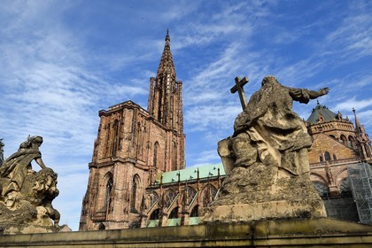 France, Bas-Rhin (67), Strasbourg, vieille ville classée au Patrimoine Mondial de l'UNESCO, la cathédrale Notre-Dame depuis le Palais Rohan