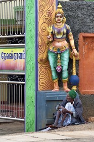 Sri Lanka, province du centre, ville de Matale, mendiant à l'entrée d'un temple hindouiste