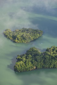 Panama, Canal de Panama, ilots sur le lac Gatun (vue aérienne)