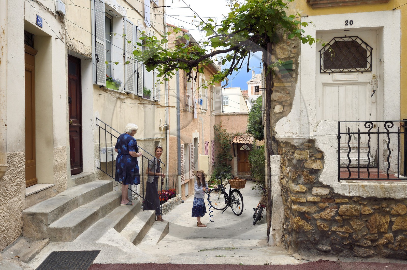 France, Alpes-Maritimes (06), Antibes, commune libre du Safranier, discussion entre voisins de la rue de la Pompe