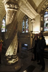 Royaume-Uni, Ecosse, Midlothian, Roslin, la Chapelle Rosslyn, visiteurs disséquant la symbolique des sculptures de la Colonne de l'Apprenti