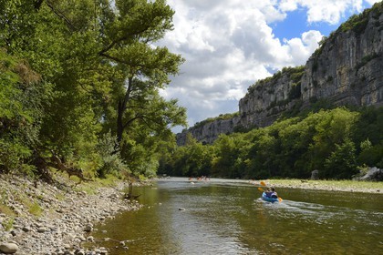 France, Ardèche (07), Ruoms, kayaks descendant la rivière Ardèche dans les défilés de Ruoms à Pradons