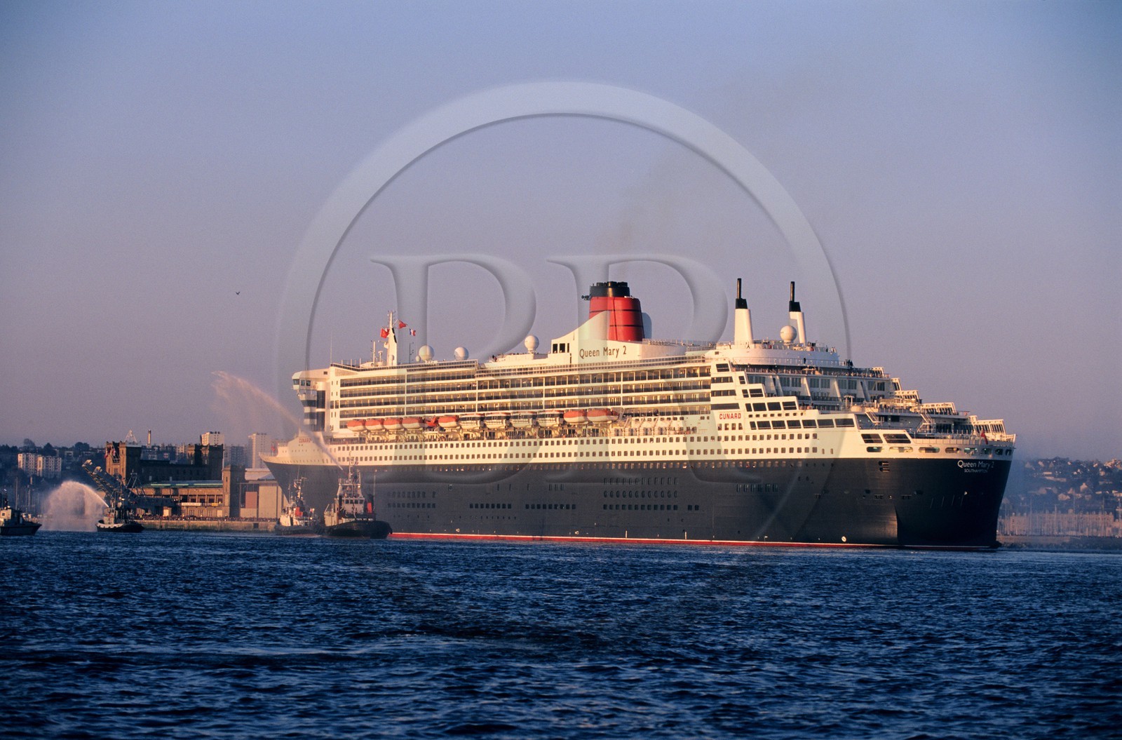 France, Manche (50), Cotentin, rade de Cherbourg, arrivée du Queen Mary II au port de Cherbourg