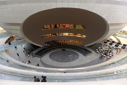 Turquie, Istanbul, le centre commercial Canyon (Kanyon Alişveriş Merkezi), une réalisation des cabinets d'architectes Jerde Partnership de Los Angeles et Tabanlioglu d'Istanbul, sphère abritant un cinema en multiplex