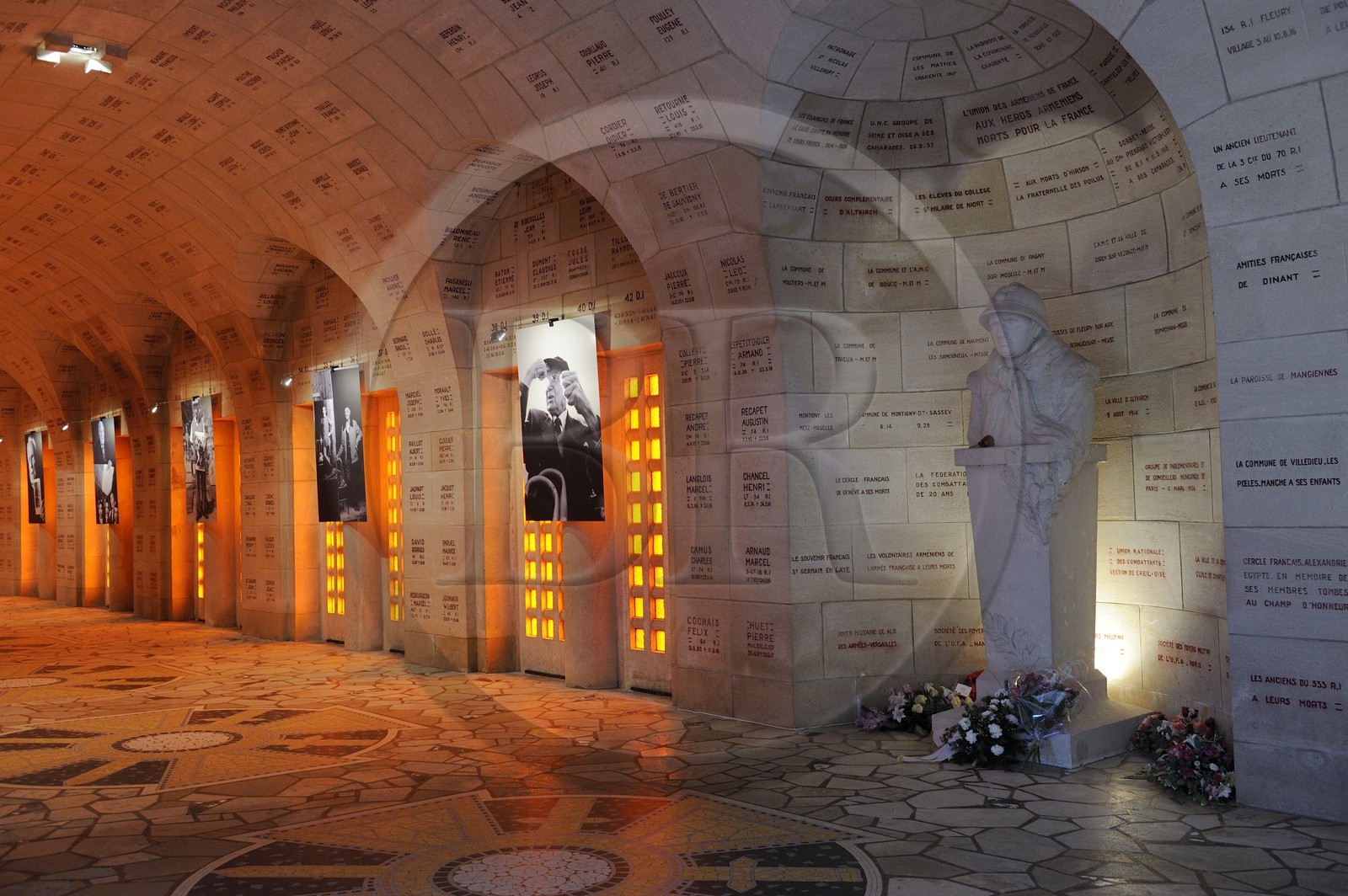 France, Meuse (55), région de Verdun, Douaumont, Ossuaire de Douaumont, Nécropole Nationale, cloître abritant les tombeaux représentant les secteurs géographiques de la bataille de Verdun où sont gravés les noms des soldats disparus