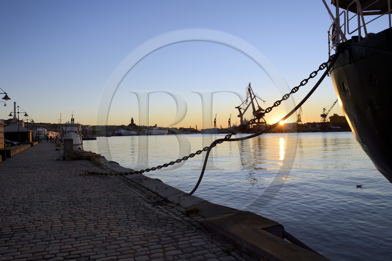 Suède, Västra Götaland, Göteborg (Gothenburg), le quai du vieux port face aux anciens chantiers navales de Lundbyvassen