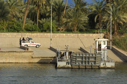 Egypte, Haute Egypte, vallée du Nil, traversier sur le Nil entre Edfou et Kom Ombo