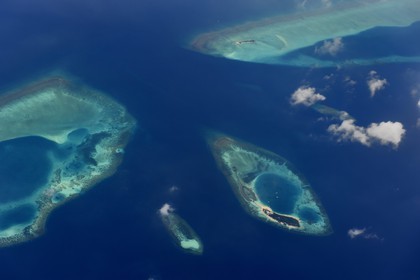 Maldives, Ile et atoll privé (vue aérienne)