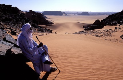 Libye, région du désert, Le Fezzan (Sahara), Touareg évoluant au milieu des rochers ruiniformes de la Tadrart-Akakus