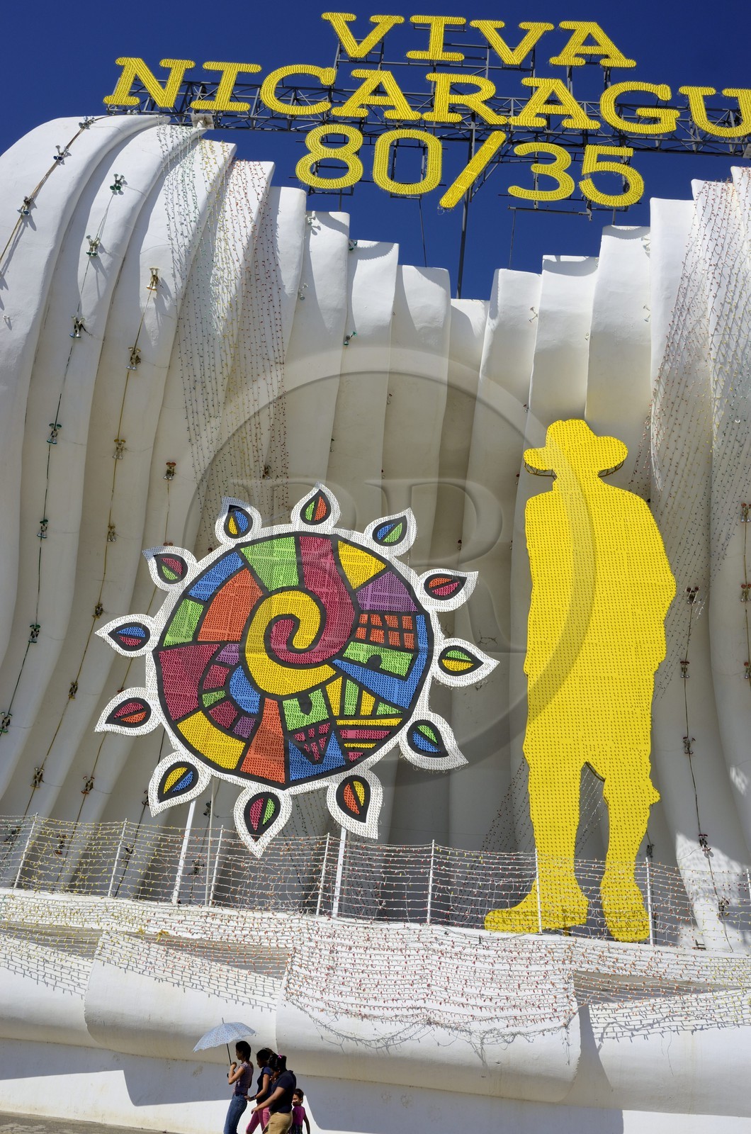 Nicaragua, Managua, parc Puerto Salvador Allende, la coque acoustique (Concha Acustica) psychédélique qui commémore les apparitions du Pape Jean-Paul II ici en 1983 et 1996 a été conçu par l'artiste américain Glen Howard, devant est placé la silhouette du général Augusto Cesar Sandino