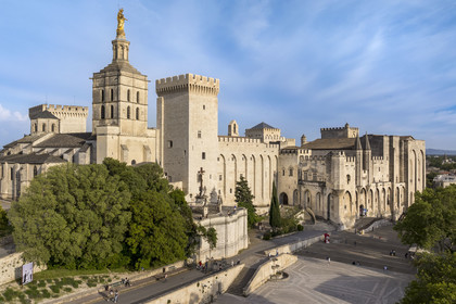 France, Vaucluse (84), Avignon, la cathédrale des Doms et le Palais des Papes classés Patrimoine mondial de l'UNESCO, et la place du Palais (vue aérienne)