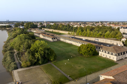 France, Charente-Maritime (17), Rochefort, Centre International de la mer dans l'ancien Arsenal maritime de Rochefort, la Corderie Royale conçue par Colbert en 1666 en bordure de la Charente (vue aérienne)