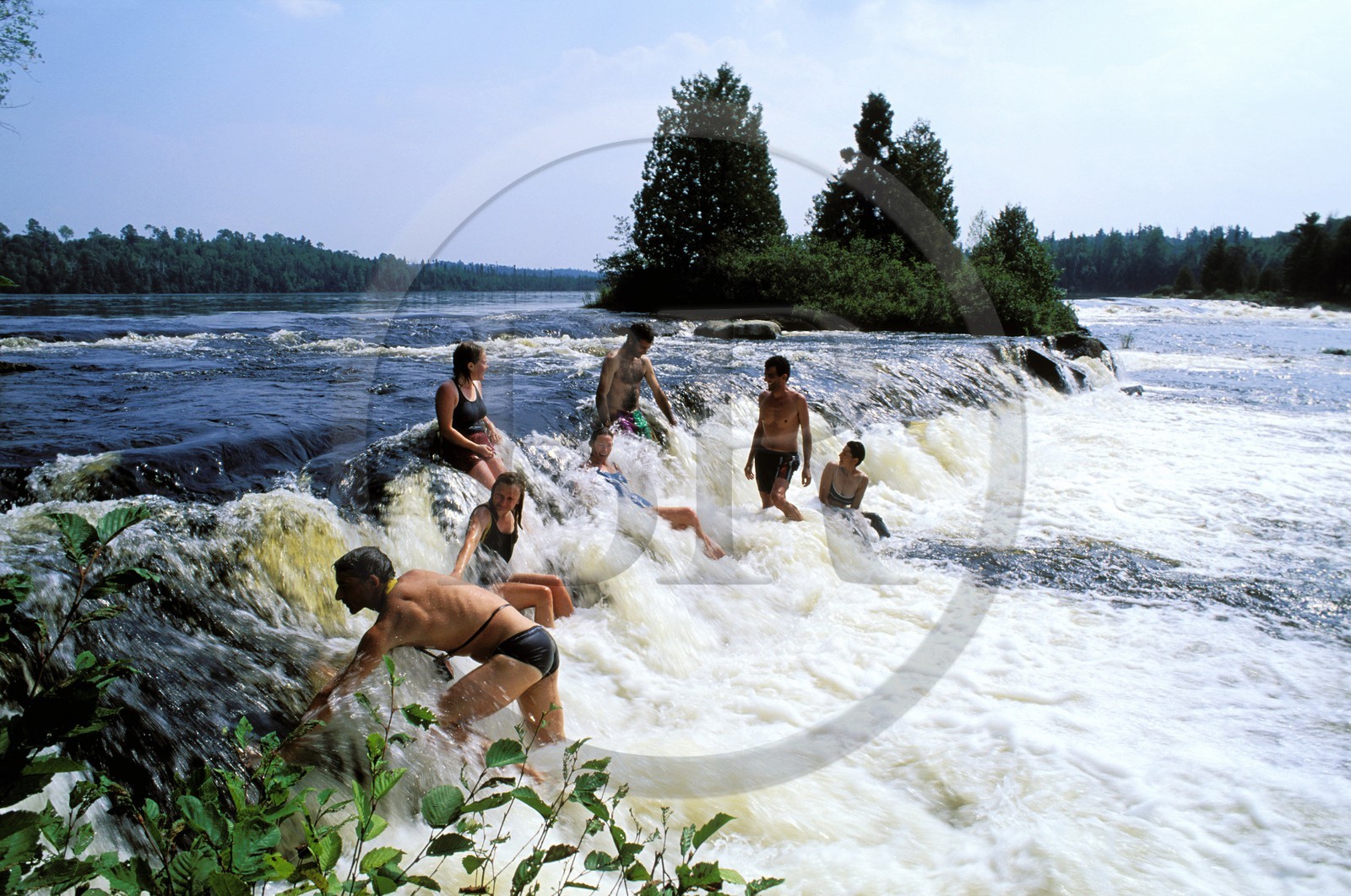 Canada, province de Québec, Réserve faunique de la Vérendrye, rivière des Outaouais, relaxation dans la cascade