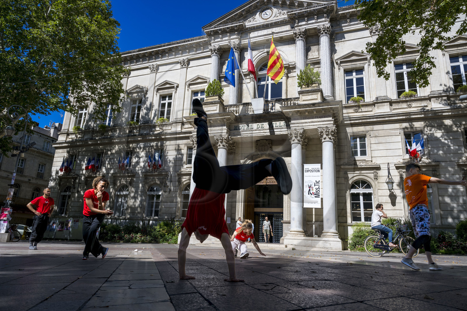 France, Vaucluse (84), Avignon, place de l'Horloge, spectacle Barulhos création de la Compagnie Malka en teasing spectacle de rue devant l'hôtel de Ville pendant le festival